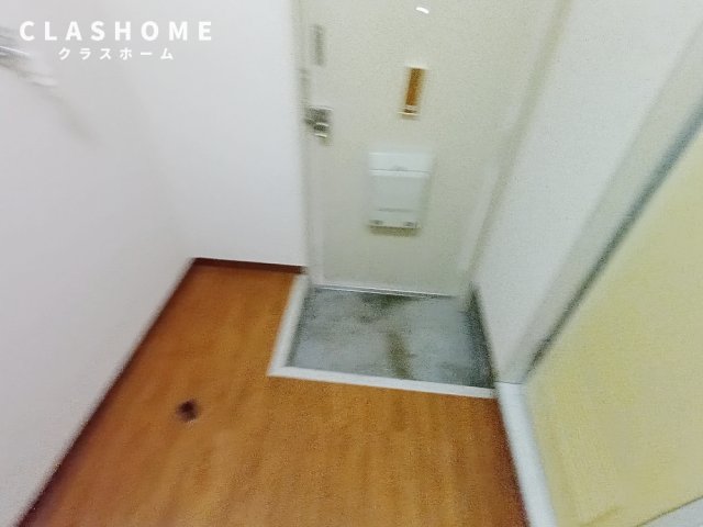 玄関　同物件の別部屋になります。