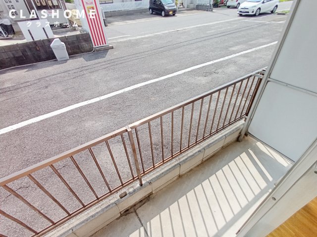 バルコニー　同物件の別部屋になります。