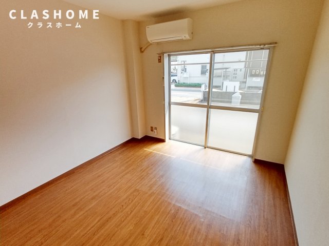 居室・リビング　同物件の別部屋になります。