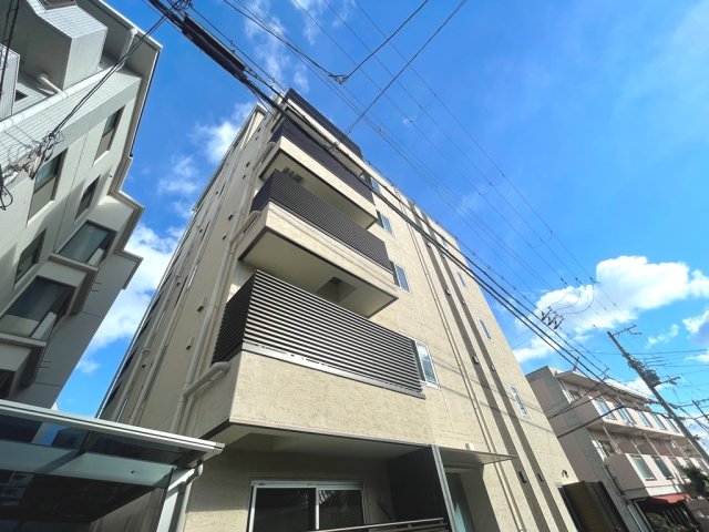 建物外観　オートロックで外部の人間が簡単に出入りできないため安心です。