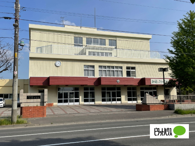 中学校　札幌市立八軒中学校（中学校）まで1033m