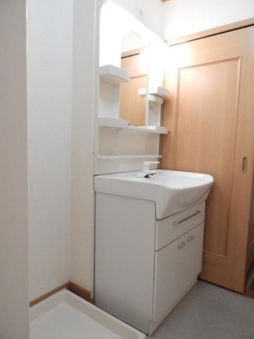 洗面設備　ゆったりとスペースのある洗面所