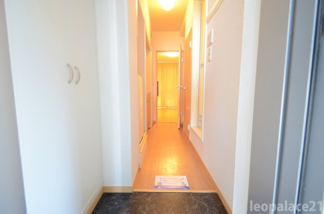 玄関　実際のお部屋と異なる場合がございます。