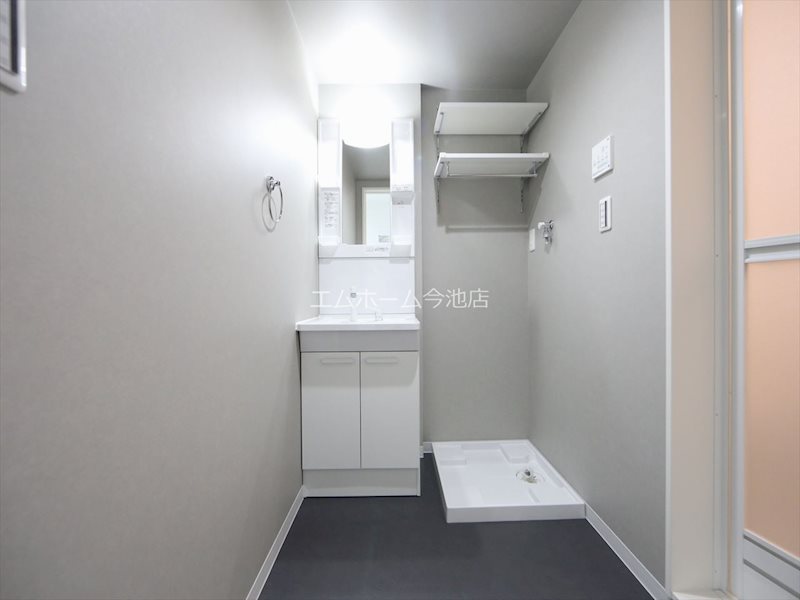 洗面設備　脱衣所　独立洗面台（シャンプードレッサー付）