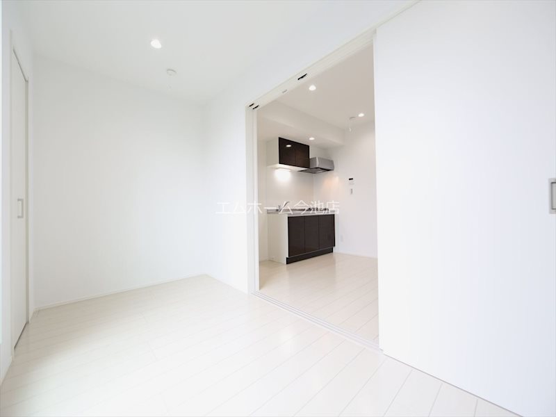 その他部屋・スペース　洋室4.9帖　エアコン付　バルコニーに面しています