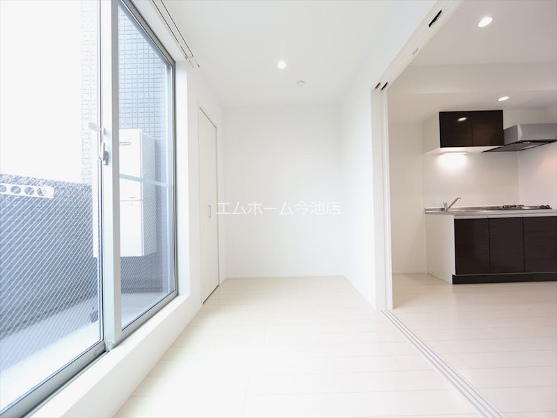 バルコニー　洋室4.9帖　エアコン付　バルコニーに面しています