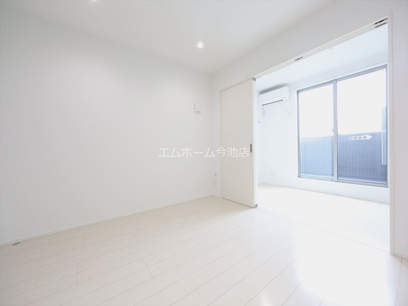 居室・リビング　LDK8.1帖　洋室4.9帖と繋げて使用もできます