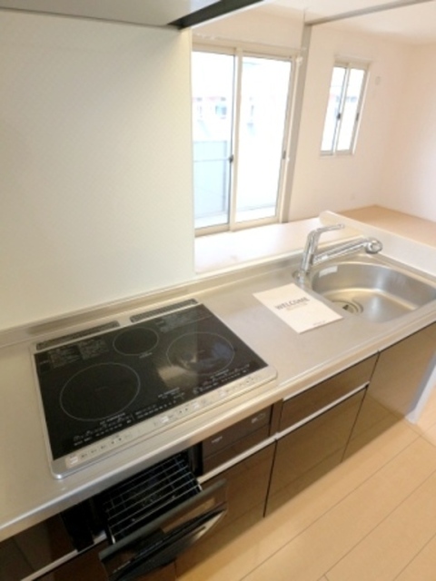 キッチン　ＩＨコンロ３口付き