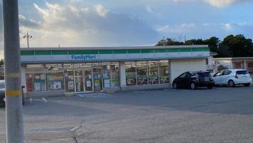 コンビニ　ファミリーマート 有田初島店（コンビニ）まで516m