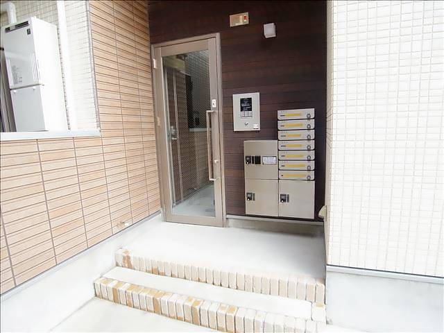 エントランス　お問い合わせはミニミニ徳重店へ。