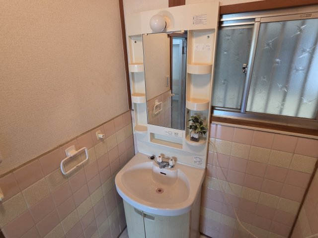 洗面設備　ゆったりとスペースのある洗面所