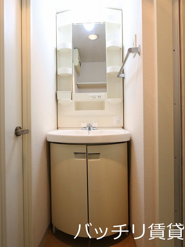 洗面設備　別号室タイプの為、現状を優先いたします