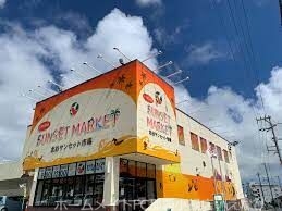 スーパー　タウンプラザかねひで北谷サンセット市場（スーパー）まで131m