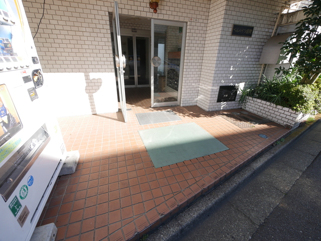 エントランス　★タイル張りのオシャレなエントランスのお写真です★
