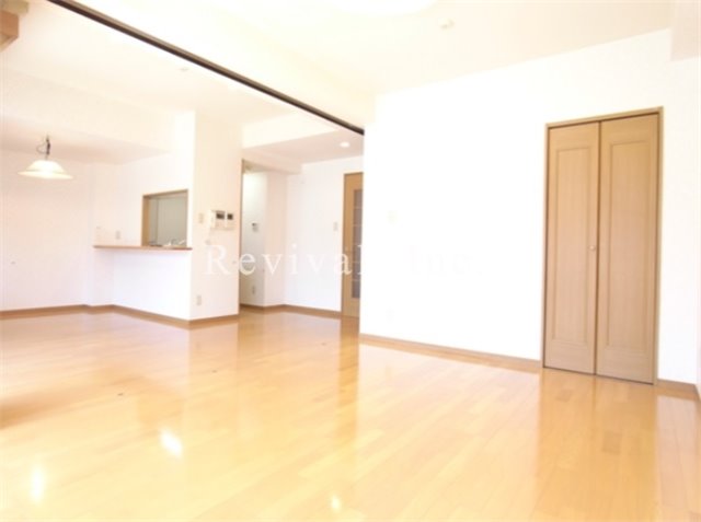 居室・リビング　バルコニーに面した南向きの明るいお部屋です