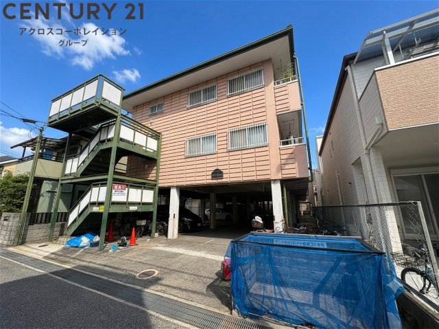 建物外観　広い駐車場がございます！