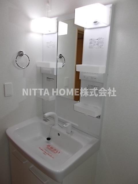 洗面設備　シャワー付きの洗面台朝の準備も楽々です♪