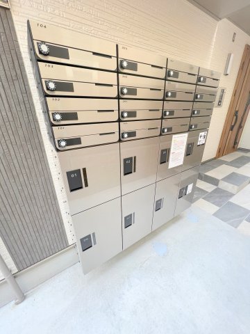 ロビー　ロビーにある各部屋毎のメールボックス。
