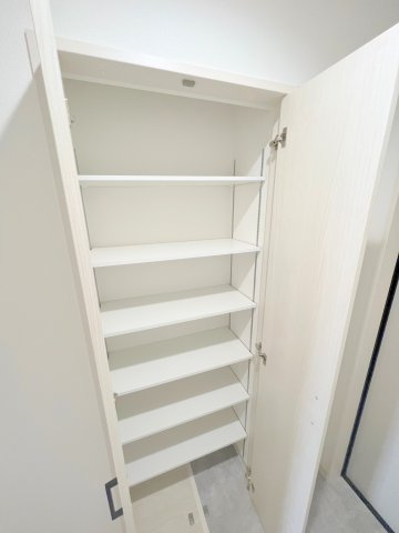 収納　玄関にはコンパクトなシューズボックスもあります。
