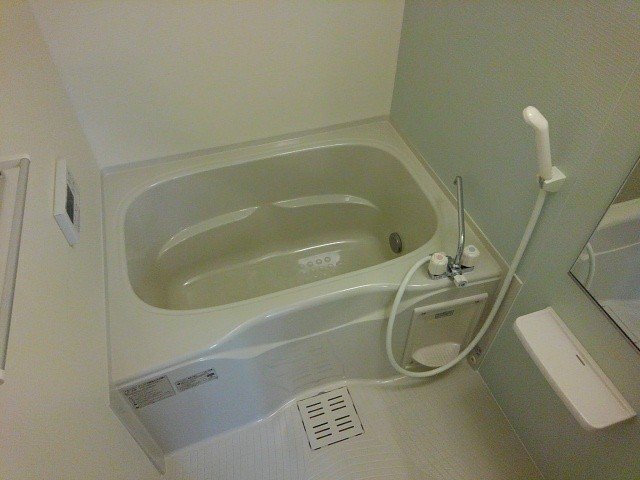 バス・シャワールーム　コンパクトで使いやすいお風呂です
