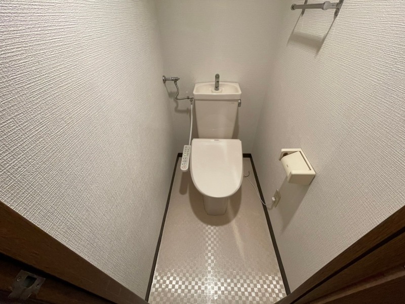 トイレ　ウォシュレット機能がついたトイレです。安心して使用できます。