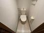 トイレ　ウォシュレット機能がついたトイレです。安心して使用できます。