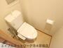 トイレ　落ち着いた色調のトイレです