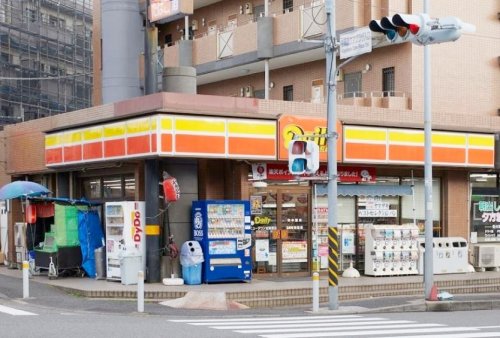 コンビニ　デイリーヤマザキ ニュータウン加賀原店（コンビニ）まで525m