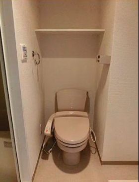トイレ　落ち着いた色調のトイレです