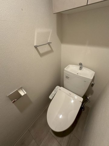 トイレ　落ち着いた色調のトイレです