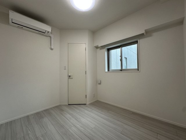 その他部屋・スペース　開放的な寝室です