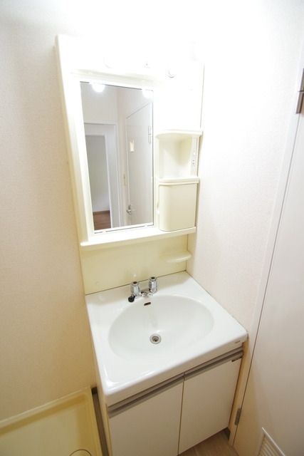 洗面設備　★鏡が大きく、小物置きもある使い勝手の良い独立洗面台です★