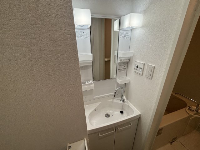 洗面設備　ゆったりとスペースのある洗面所