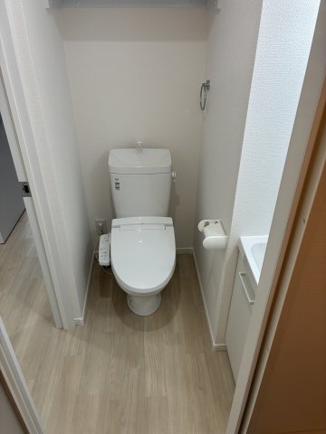 トイレ　落ち着いた色調のトイレです