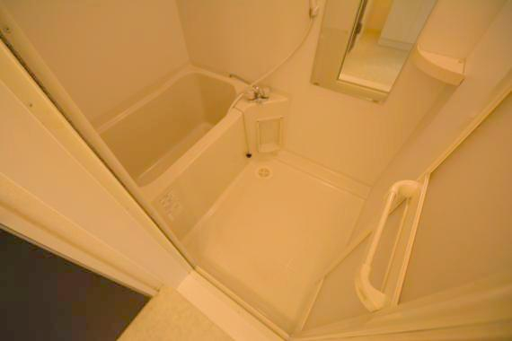 バス・シャワールーム　バスルームはトイレと別々で、広々としていますよ。