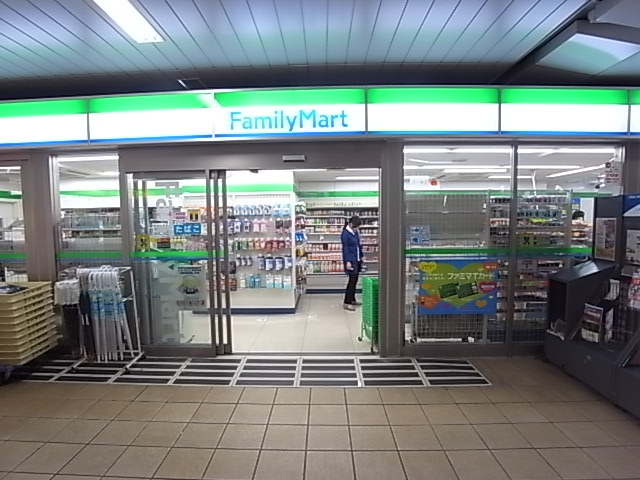 コンビニ　ファミリーマート TX流山おおたかの森駅店（コンビニ）まで427m