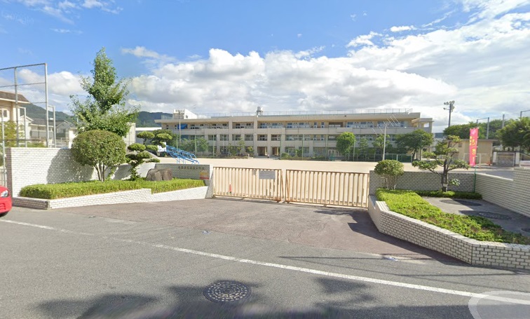 小学校　広島市立長束小学校（小学校）まで610m