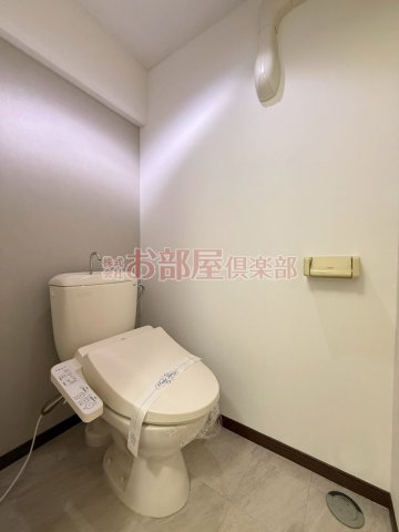 トイレ　落ち着いた色調のトイレです