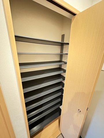 玄関　シューズボックス付きで玄関すっきり片付きます！お客様もスムー