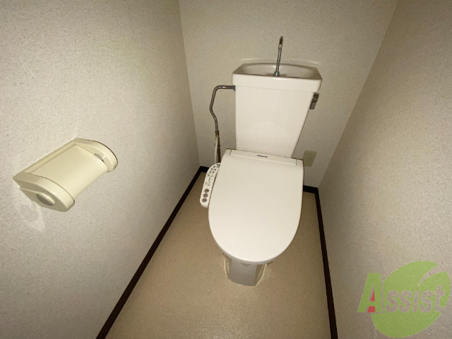 トイレ　トイレはお風呂と別でウォシュレット機能付きです。