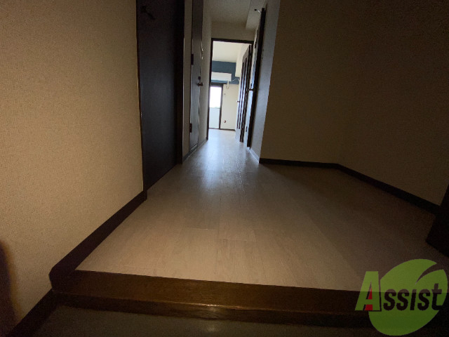 玄関　玄関は敷居が低くなっているのでつまづく心配なしです。