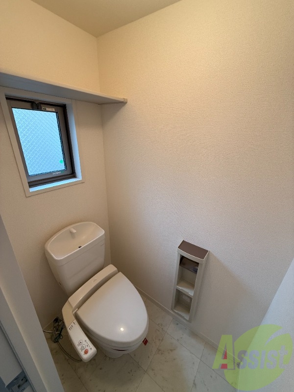 トイレ　トイレはシンプル、窓あり換気もしやすいですね。