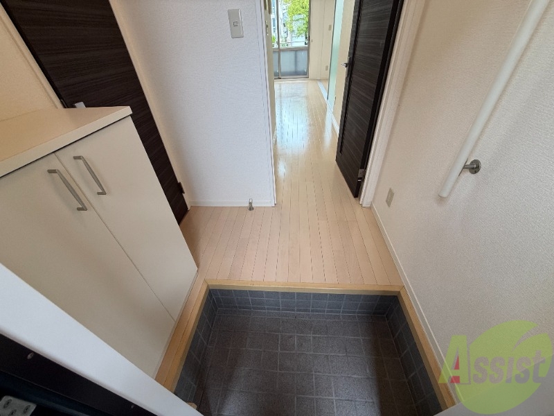 玄関　玄関から撮影しました。明るい印象ですね。