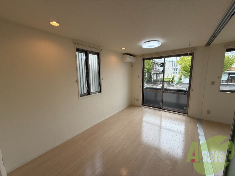 居室・リビング　白を基調としたきれいなお部屋です。陽当たりも良好です。