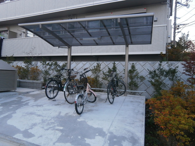 ロビー　屋根付き駐輪場