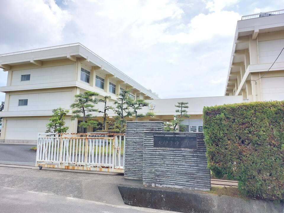 中学校　北伊予中学校（中学校）まで2480m