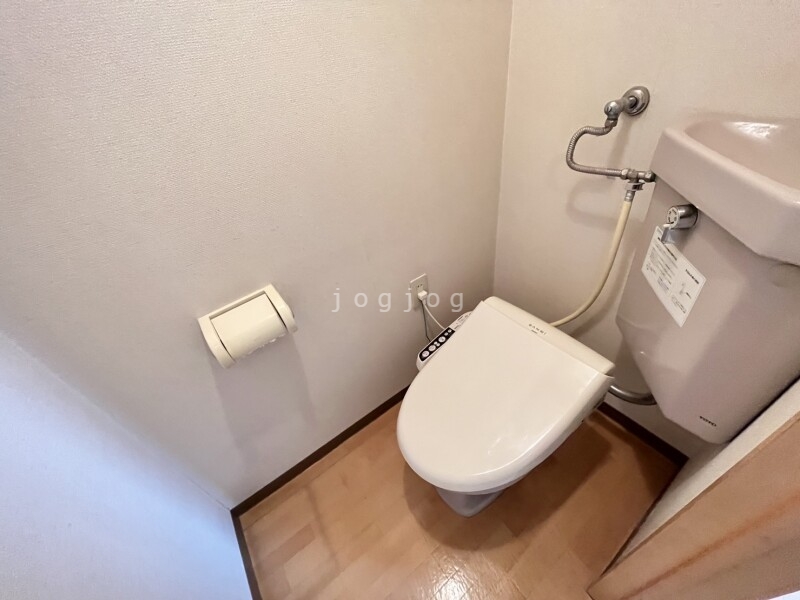 トイレ　嬉しい温水洗浄便座付きのトイレです。