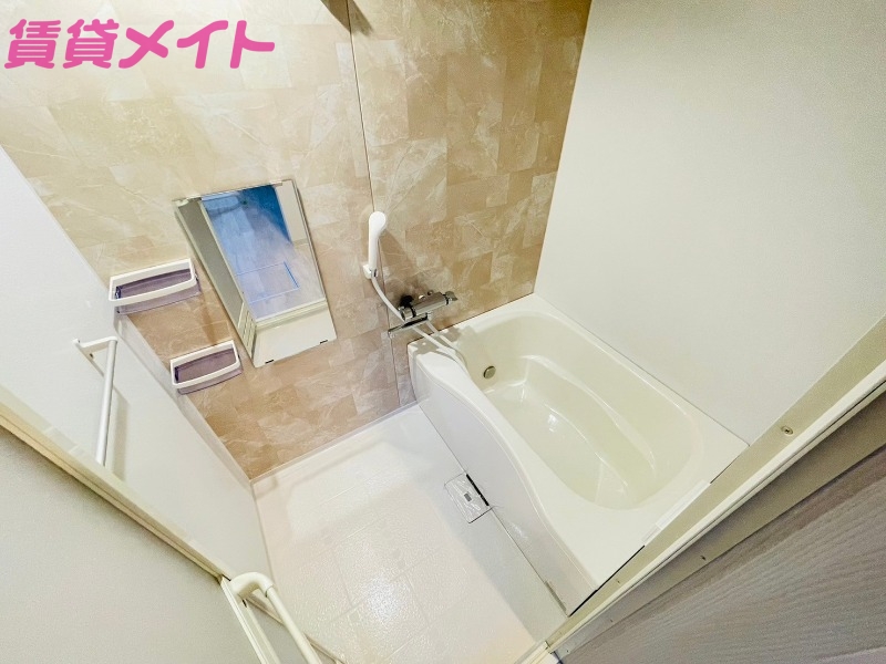 バス・シャワールーム　別部屋反転参考写真です
