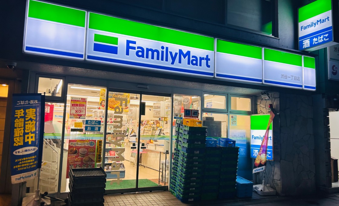 コンビニ　ファミリーマート渋谷本町一丁目店（コンビニ）まで84m