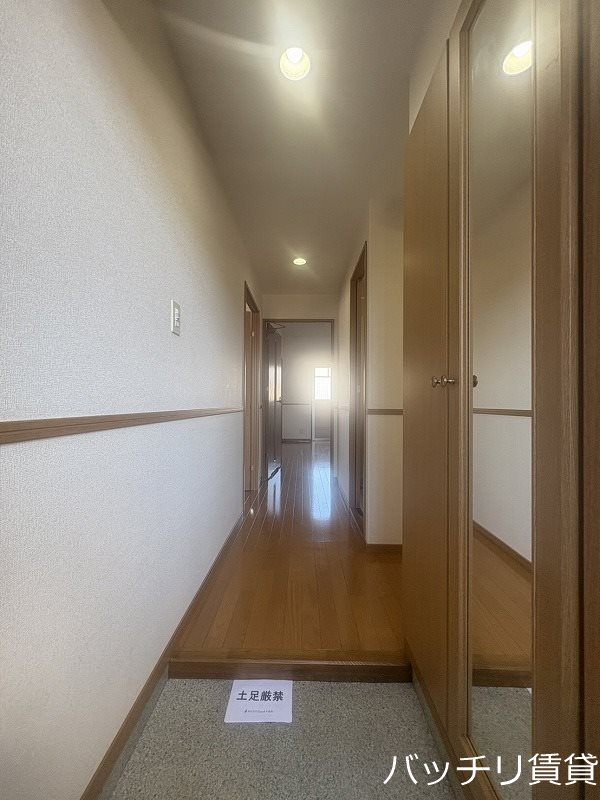 玄関　別号室タイプの為、現状を優先致します。